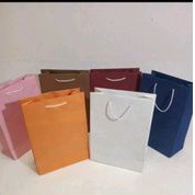 

Paperbag /tas kertas ukuran 18*8*25 dg kertas warna polos Dove dijual per pc