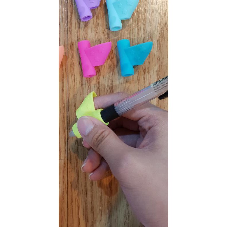 

✤ Pencil Grip Pencil Hold Helper Alat Bantu Tulis Silicone Grip Eceran ◄