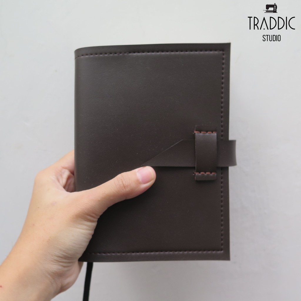 

TRADDIC CLASSIC NOTEBOOK - A6 COKLAT KOPI - STRAP SELIP PENDEK