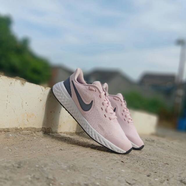 nike revolution 5 peach