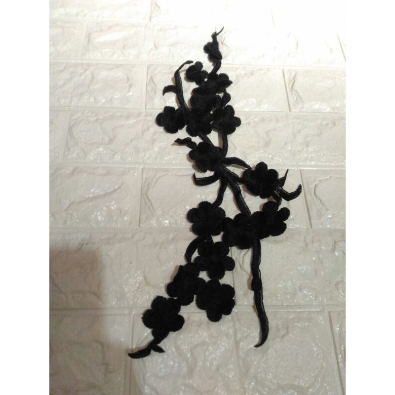 Renda bordir bunga tangkai mawar