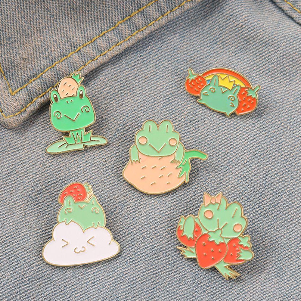 Lily Enamel Pin Fashion Makan Strawberry Kodok Kartun Lencana