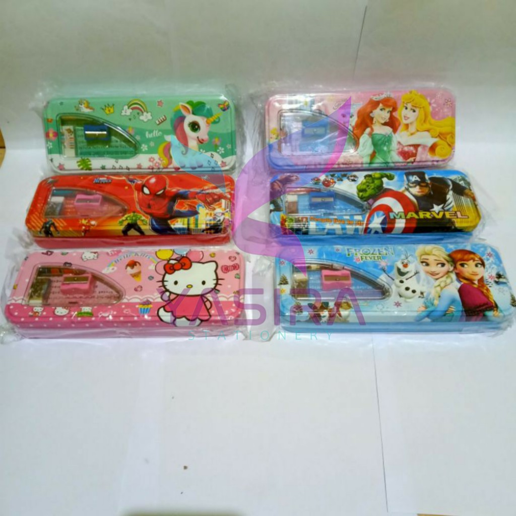 

( 130 Gram SATU SET ) Set Alat Tulis / Set Tempat Tulis Kaleng Dua Tingkat / Kotak Pensil Kaleng Susun Karakter Animasi