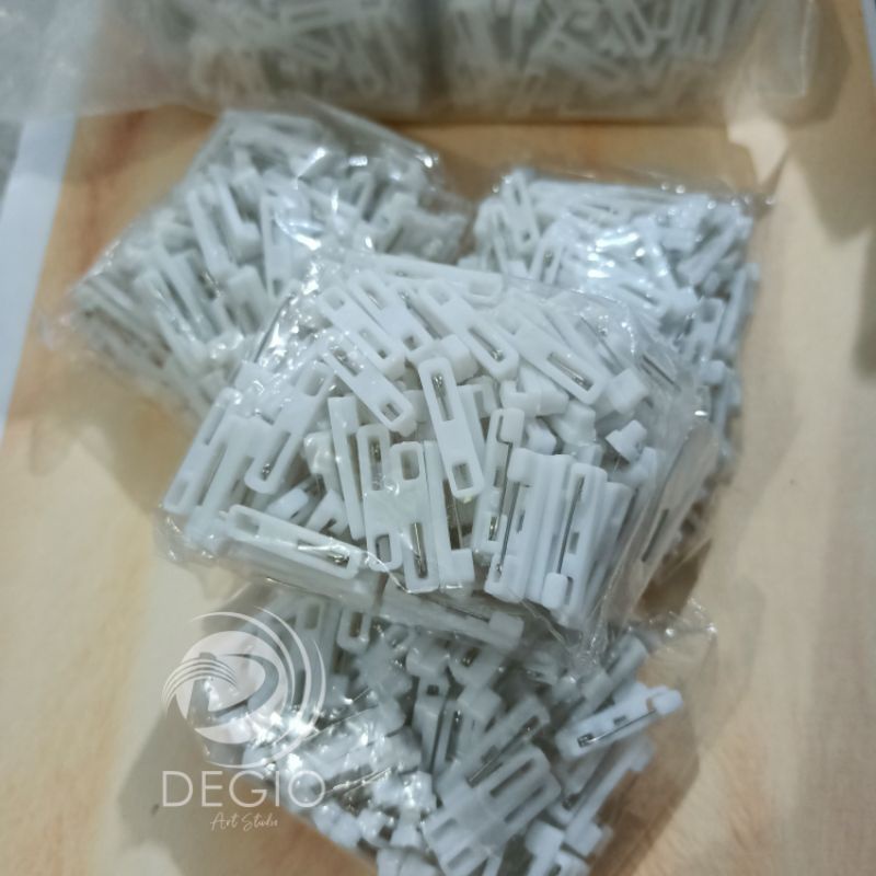 

peniti bros plastik name tag isi +- 144 pcs nama dada 2cm