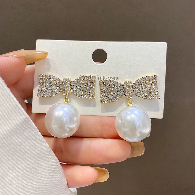 Anting Tusuk Gantung Desain Pita Hias Mutiara + Berlian Gaya Korea Untuk Wanita