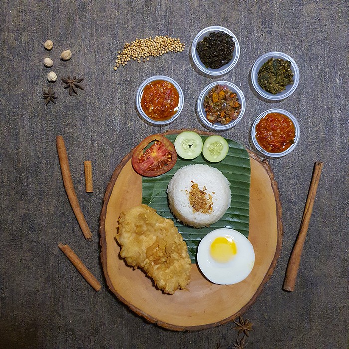 

Paket Istimewa 1 (Nasi Putih Ayam Retak + Poached Egg)
