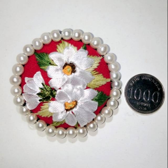 Bros sulam pita sulam benang bunga putih