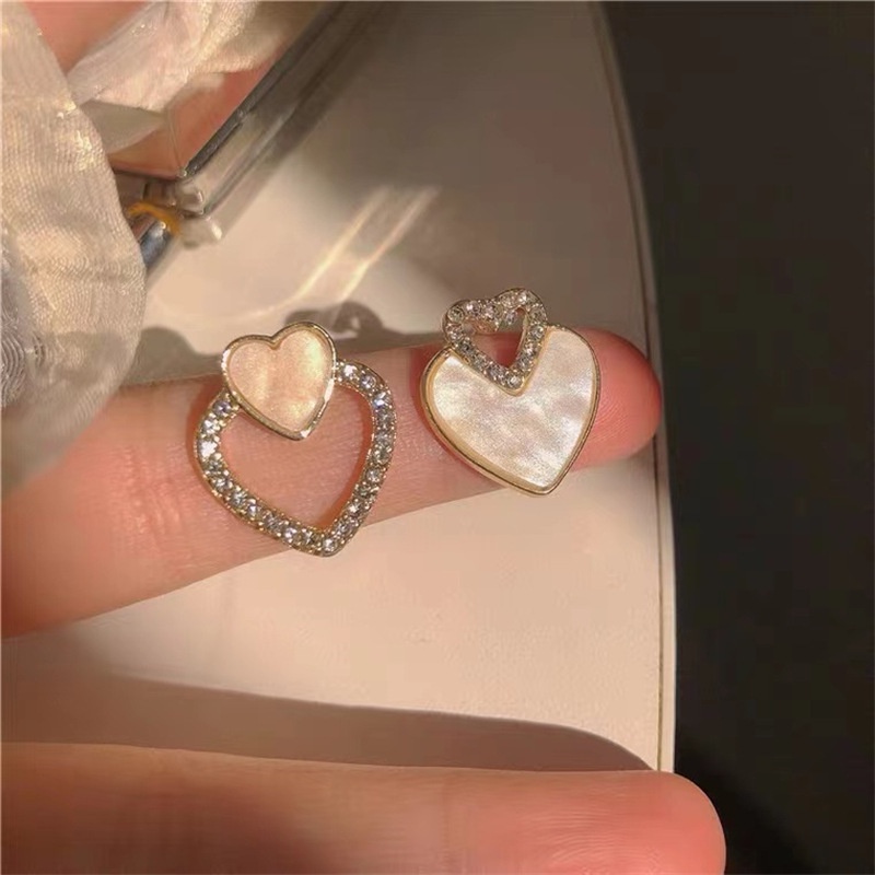 Anting Stud Desain Hati Hollow Aksen Kristal Gaya Elegan Untuk Wanita