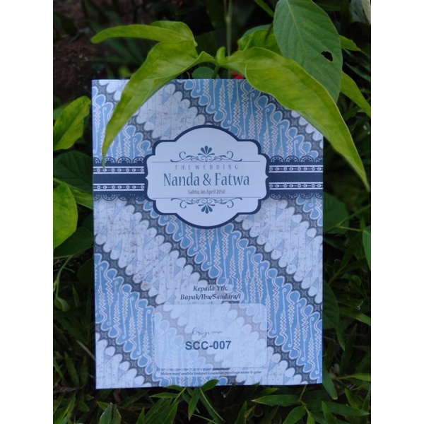 Undangan pernikahan model batik