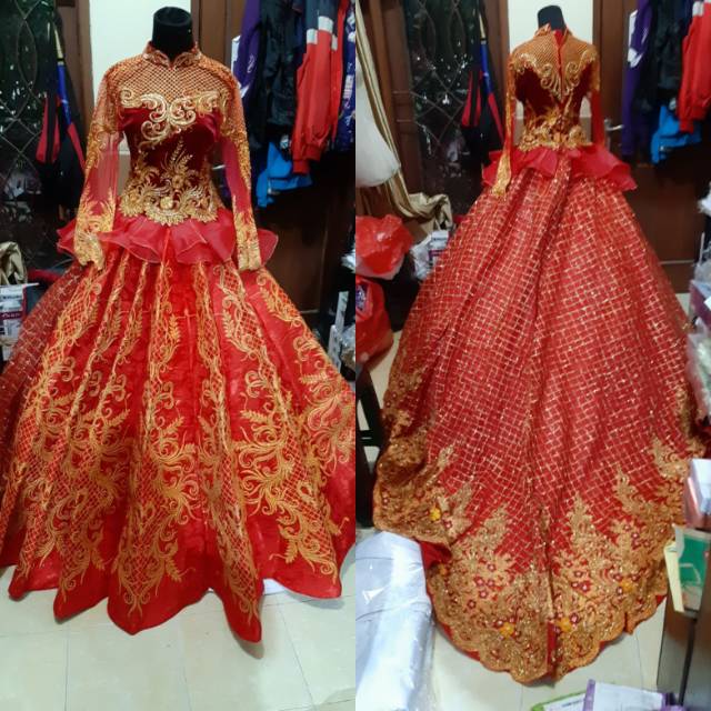 Gaun merah cabe ekor