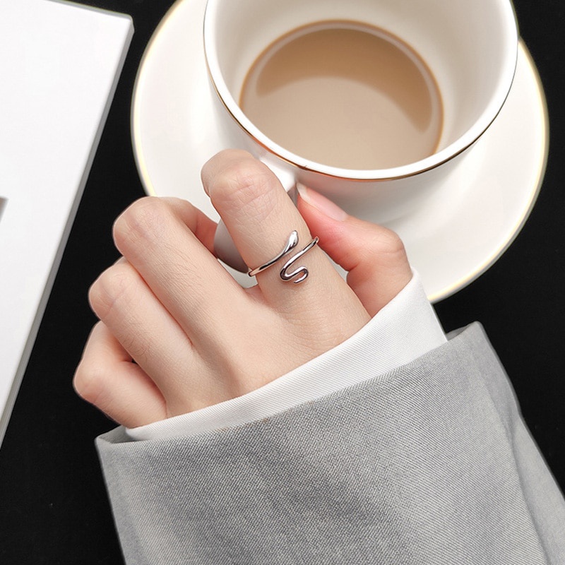 Cincin Model Terbuka Adjustable Bentuk Ular Warna Silver Gaya Punk Untuk Wanita