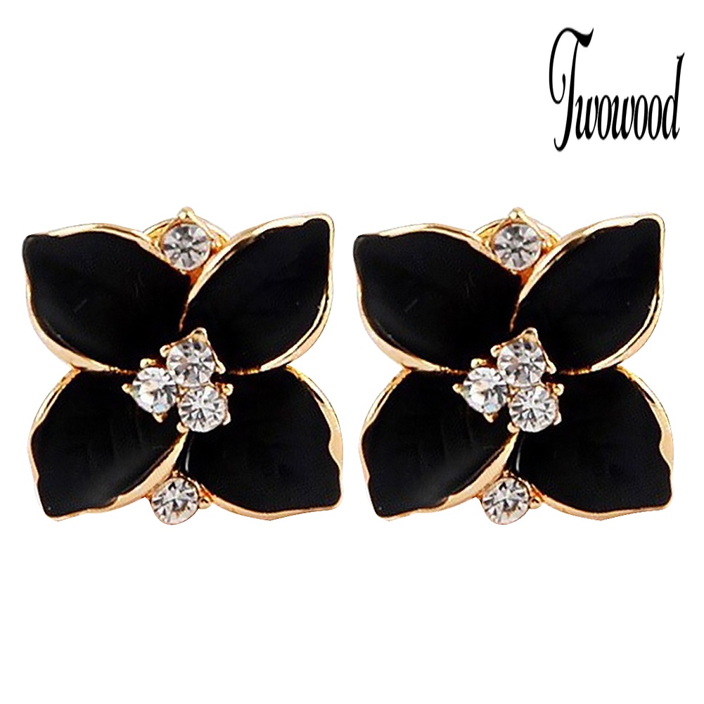 Anting Stud Enamel Bentuk Clover Aksen Berlian Imitasi Untuk Wanita