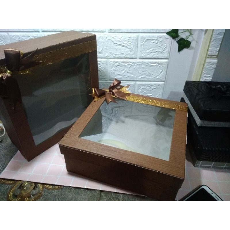 

Ukuran 25.25.10 Mika box Coklat