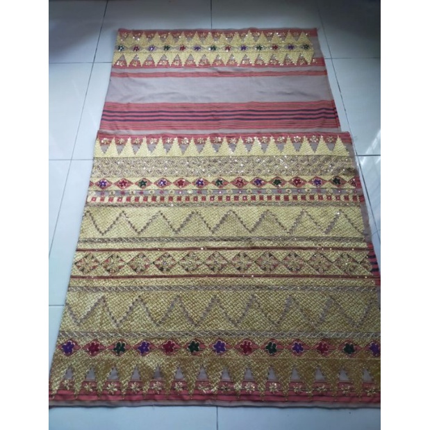 Tapis Antik Benang Emas