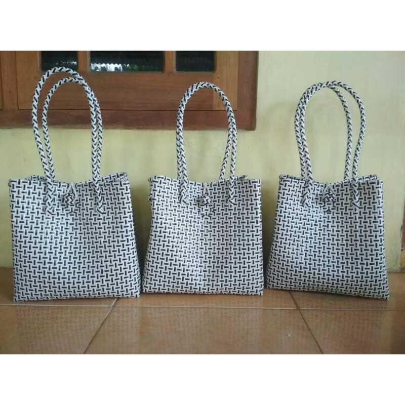 tas anyam plastik size M