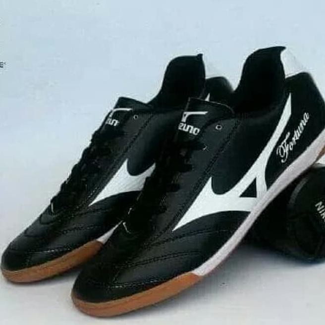 5Wf8 Sepatu Olahraga Futsal Grade Ori Mizuno - Hitam, 39 2Lox
