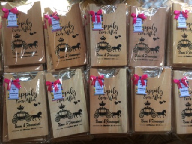 Souvenir talenan kayu sablon bentuk tas hiasan dinding pernikahan wisuda khitan aqiqah