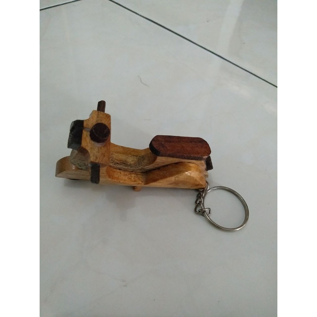 GANTUNGAN KUNCI. SOUVENIR UNIK. OLEH OLEH JOGJA MINIATUR VESPA BAHAN KAYU