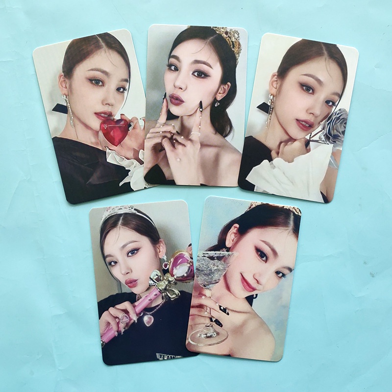 Itzy Kartu Foto Motif Kotak-Kotak