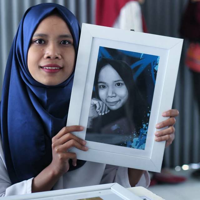 

Lukis pensil ukuran 20×30cm full bingkai fibber