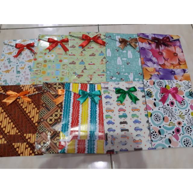 

Kantong kado instan/ kantong kado instan murah kecil/ bungkus kado jadi murah kecil/bungkus kertas kado jadi murah/ kertas kado lucu instan