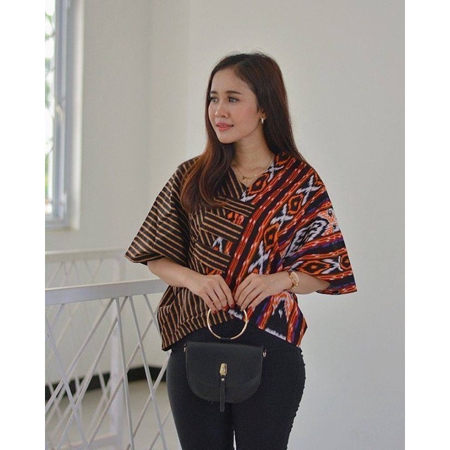 CROP TOP ETNIK MODEL OVER SIZE ATASAN TENUN BLUS KANTOR ATASAN SONGKET OUTER TENUN Baju Batik Wanita Atasan Blus/Murah Baju kekinian Atasan Wanita Terbaru Adem New Modern Seragam Pesta Resepsi Kantor Kerja Dinas.