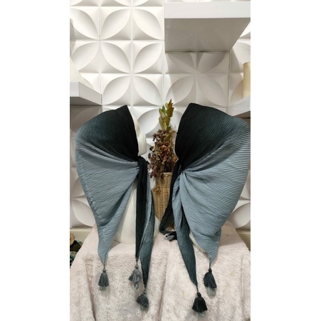 hijab segiempat plisket motif pompom