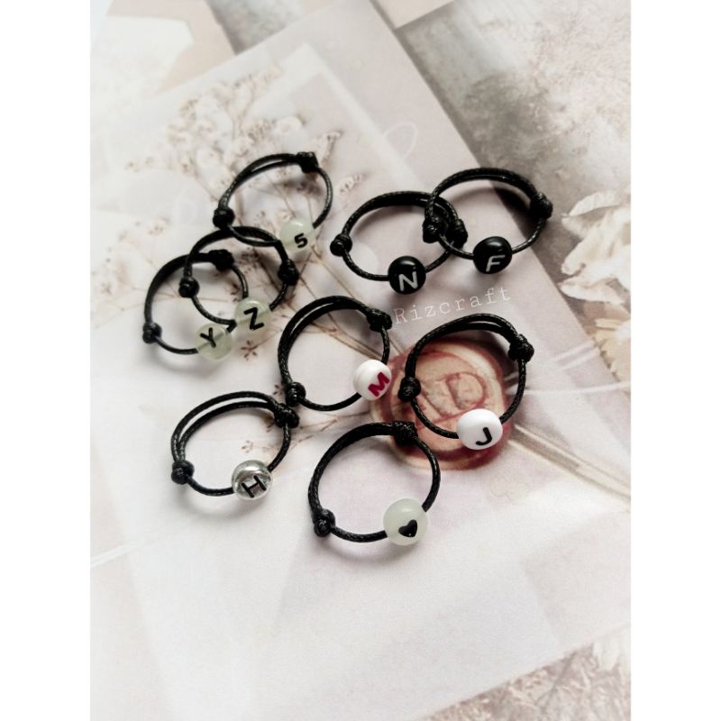 (Min Order 10rb bisa Mix gelang Lain) Cincin Huruf Inisial Bulat Hitam Tali tipis Waterproof