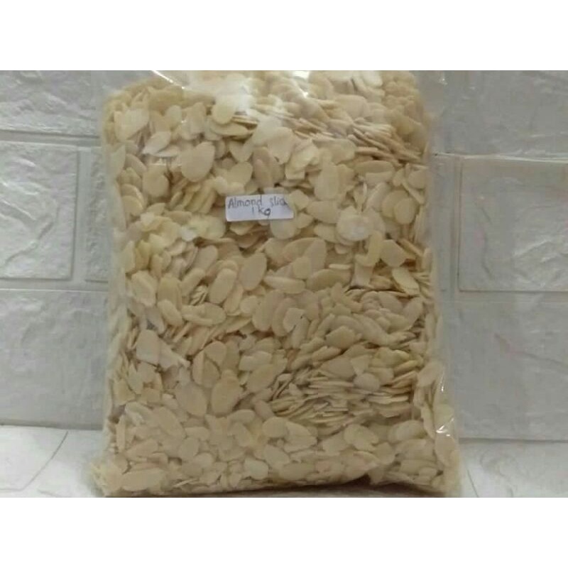 

ALMOND SLICE/ALMOND IRIS MENTAH 1KG