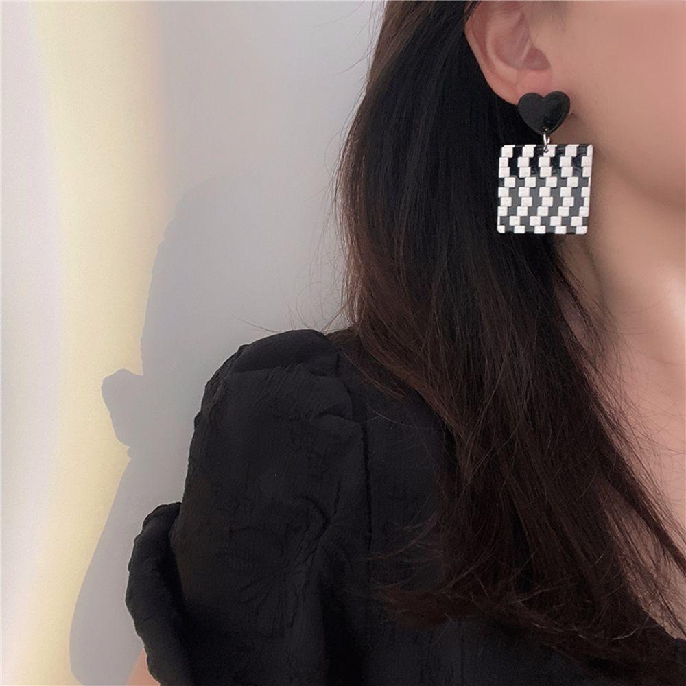 [Elegan] Checkerboard Plaid Earrings Temperamen Hati Sederhana Wanita Anting Perempuan Akrilik Hitam Dan Putih