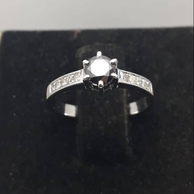 Cincin berlian hitam samping tabur berlian putih (solitaire)