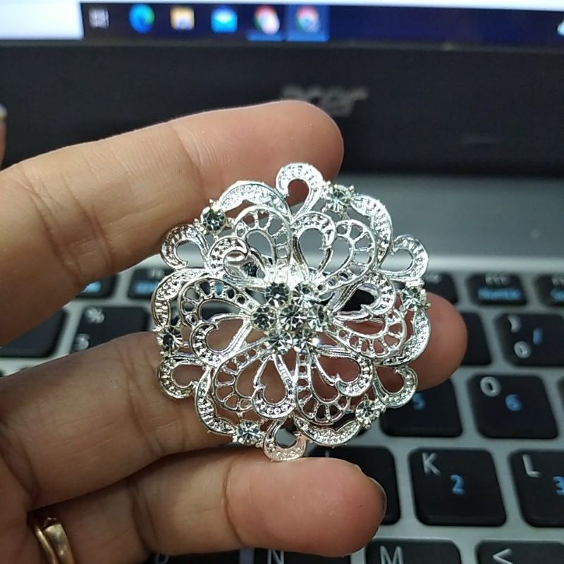 Bros Kebaya Kutu Baru Encim Motif Bunga Mutiara Warna Tokopelanginicer