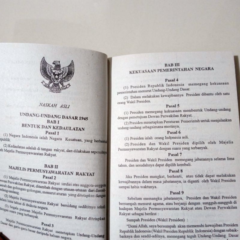 buku undang undang dasar 1945 dan amandemen A6 (10×14cm)