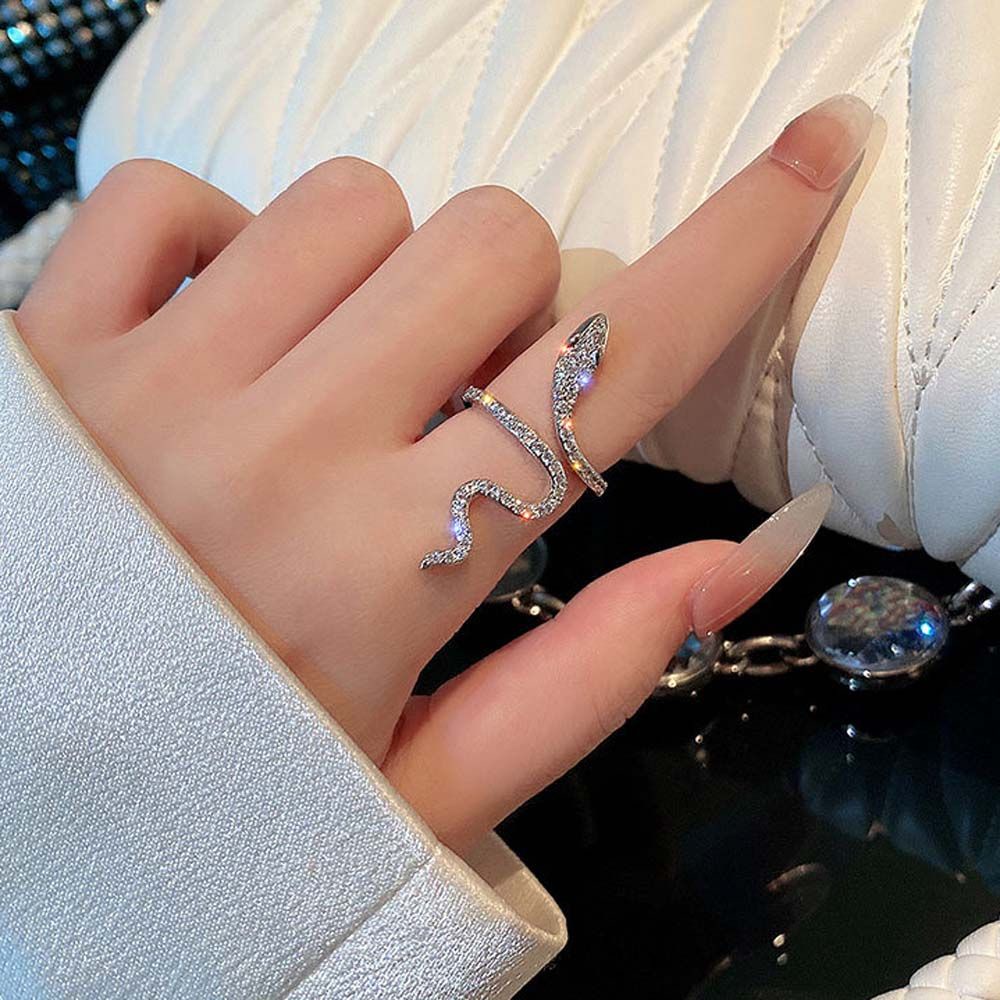 Cincin Bentuk Ular Geometris Bahan Logam Aksen Berlian Imitasi Gaya Vintage Korea Untuk Wanita