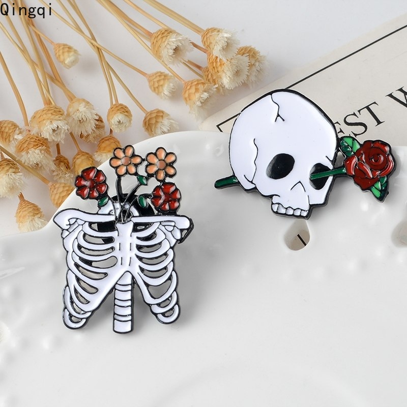 Bros Pin Enamel Bentuk Tengkorak Putih Dengan Bunga Gaya Gothic Untuk Hadiah