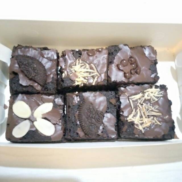 

brownies minipack isi 6/mixed topping/topping by request