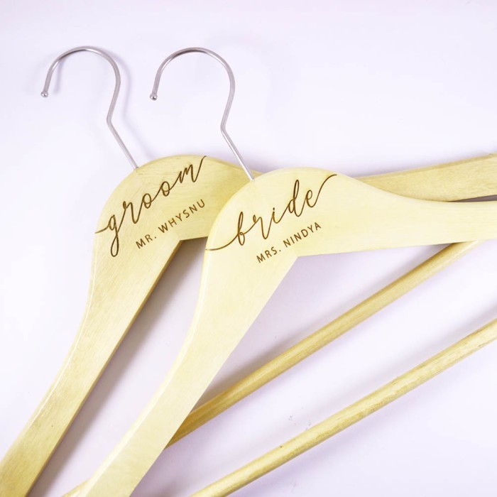 Wedding Hanger Kayu Custom Nama Grafir Engrave Gantungan Baju Custom Bride Groom Dekorasi Pernikahan