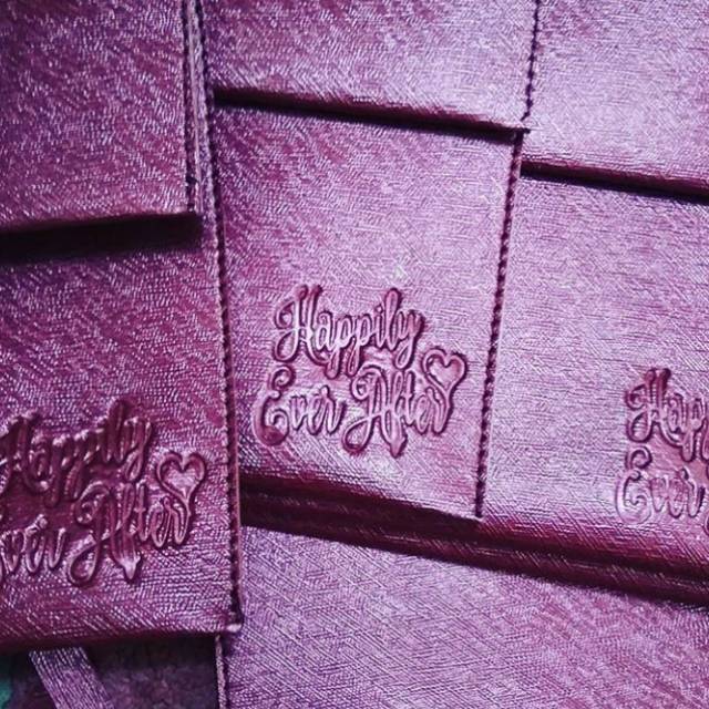 

Biaya tambahan emboss nama inisial