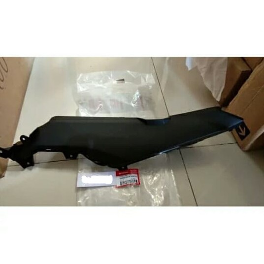 Sambungan Body Samping Kanan ADV 150 83600-K0W-N00ZB