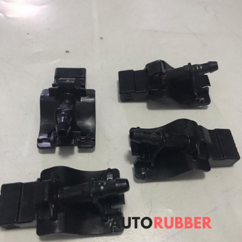 Nozzle Semprotan Air Wiper Toyota Innova Yaris Sienta Altis Camry