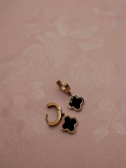 Anting wanita lv / anting titanium wanita / anting anti karat / anting titanium model Lv