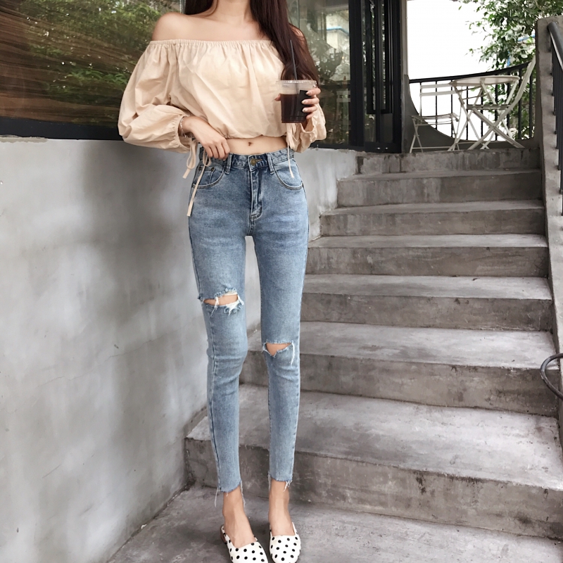 Celana Jeans Wanita Model High Waist dan Ripped dengan Celana Jeans Wanita Model High Waist dan Ripped dengan