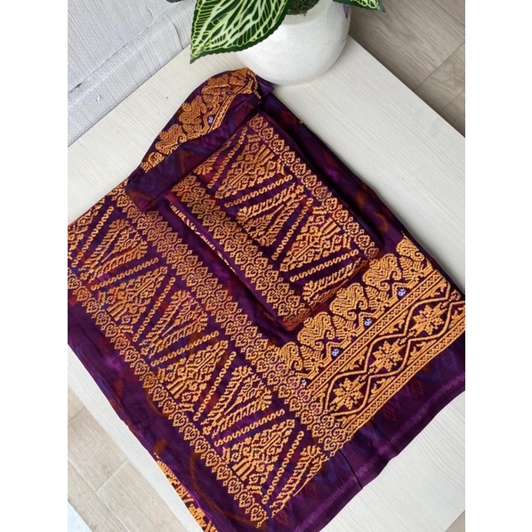 Set couple bordir dengan motif endek, bahan katun halus dengan bordiran super rapi dan mewah.