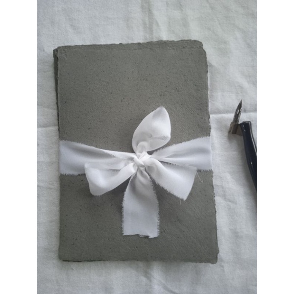 

Kertas Daur Ulang A5 Warna Abu-abu – Handmade & Ramah Lingkungan