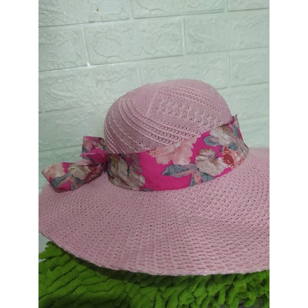topi pantai lebar warna soft pink
