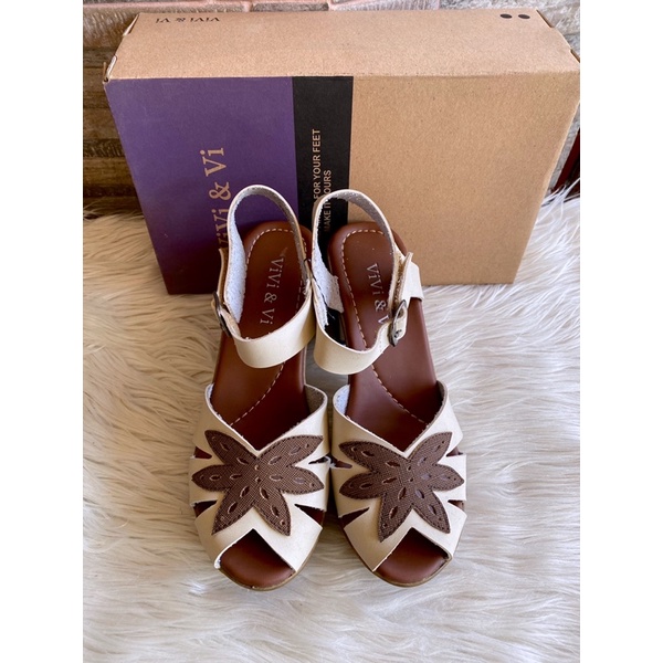 PSPGN.CO | SANDAL WANITA WEDGES GLADIATOR ON GESPER KASUAL ORIGINAL BRAND VIVI & VI 1904 CM CREAM CO