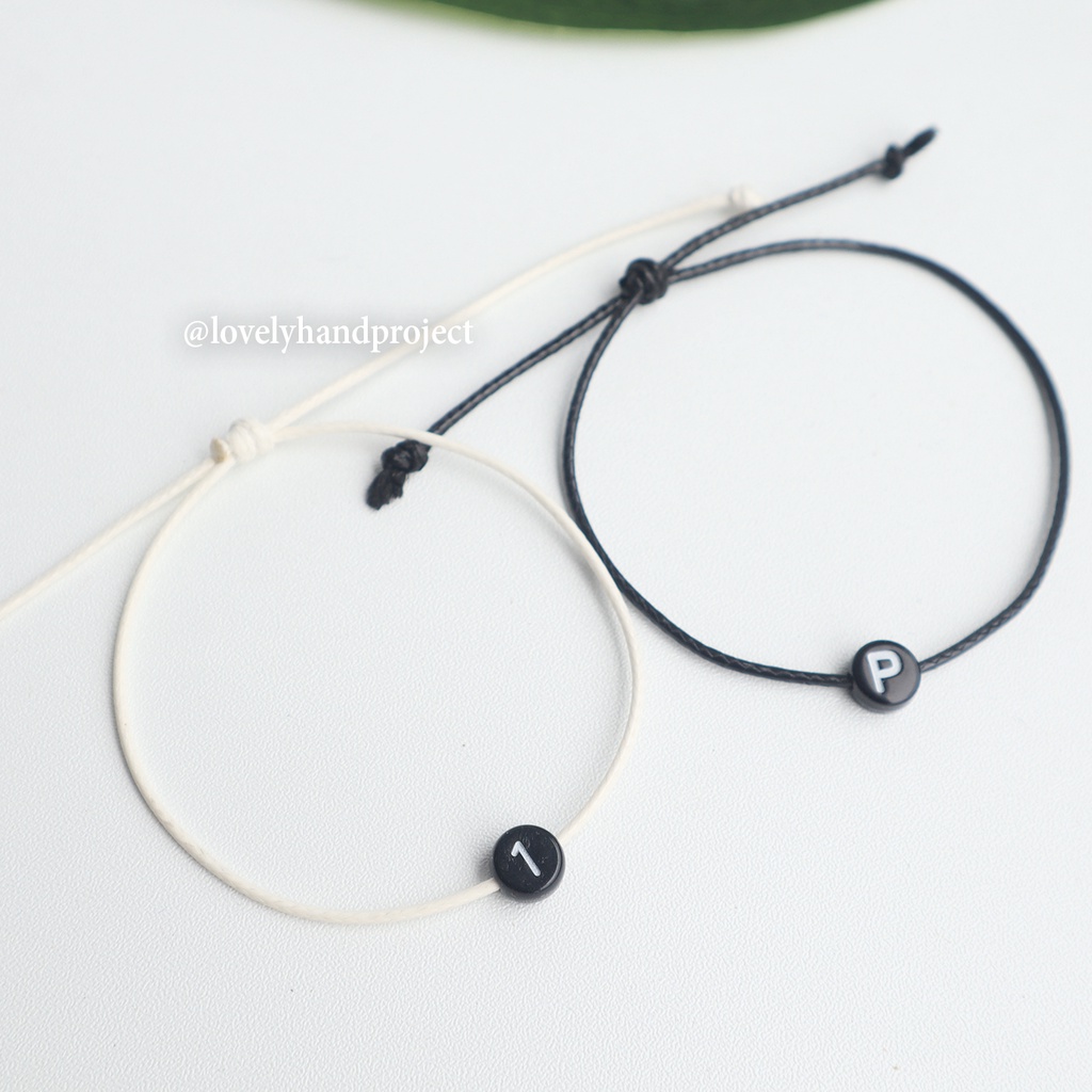 GELANG HURUF TALI SERUT INISIAL NAMA DAN ANGKA BULAT WARNA HITAM PUTIH