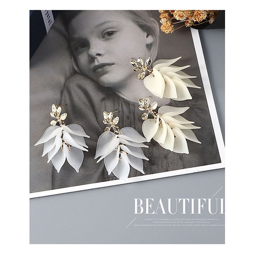 LRC Anting Tusuk Fashion White Resin Grass Petal Alloy Stud Earrings Y63767