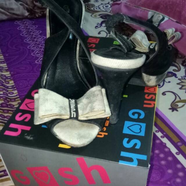 Sepatu preloved gosh
