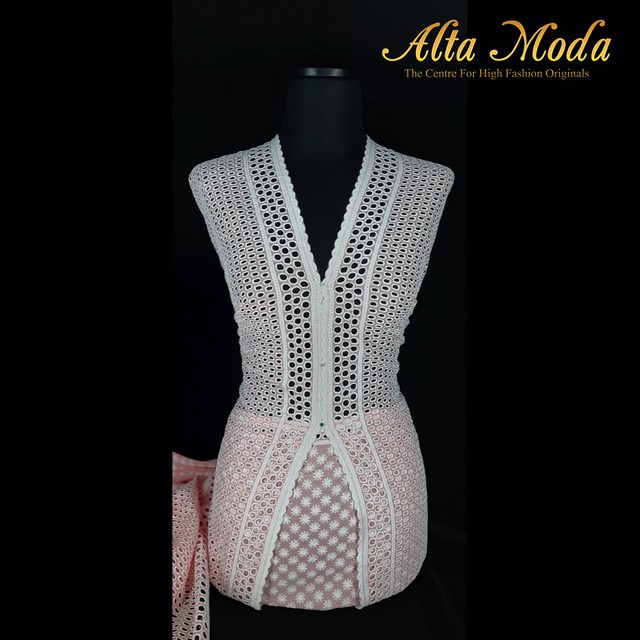 

Alta Moda Katun Bordir Motif Bunga Bintang Pinggir Soft Pink (1M)